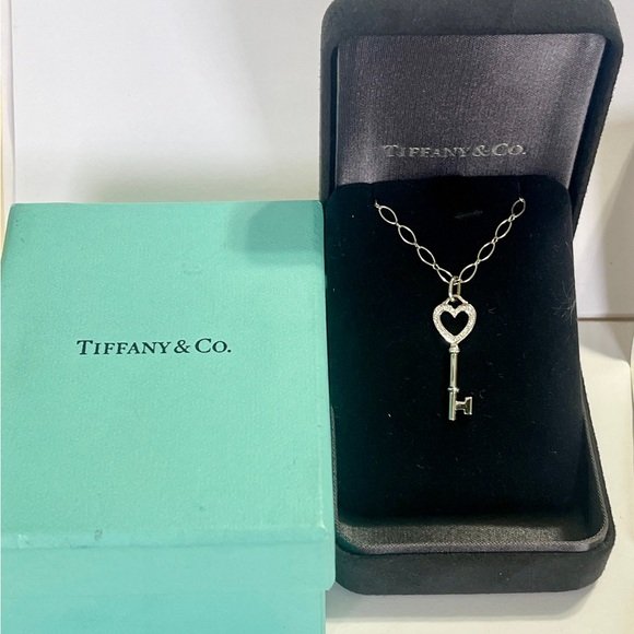 Tiffany & Co. Solid 18k White Gold Diamond Heart Key Necklace Oval Link Chain - Picture 4 of 14